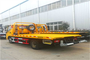 布尔津附近拖车救援搭电