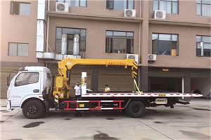 布尔津附近汽车轮胎更换